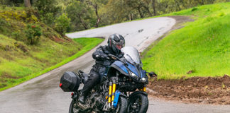 2019 Yamaha Niken GT action lean
