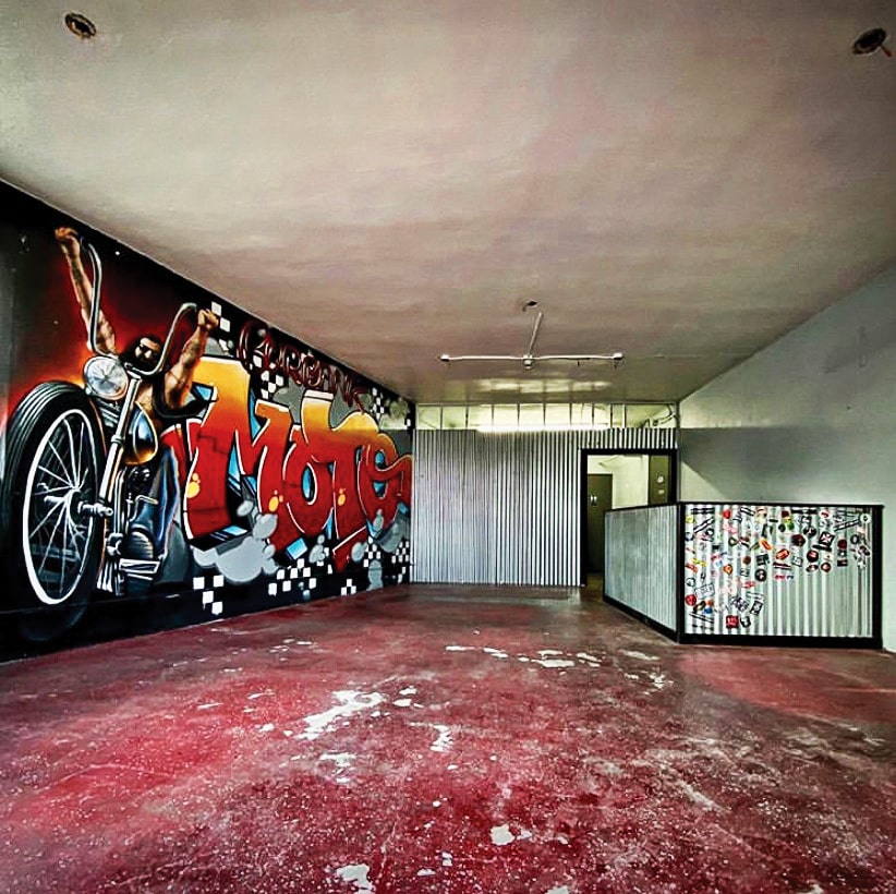 Last photo of the empty shop before before leaving, after seven years. (Graffiti mural by CBS).