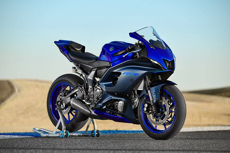 2022 Yamaha YZF-R7 review blue