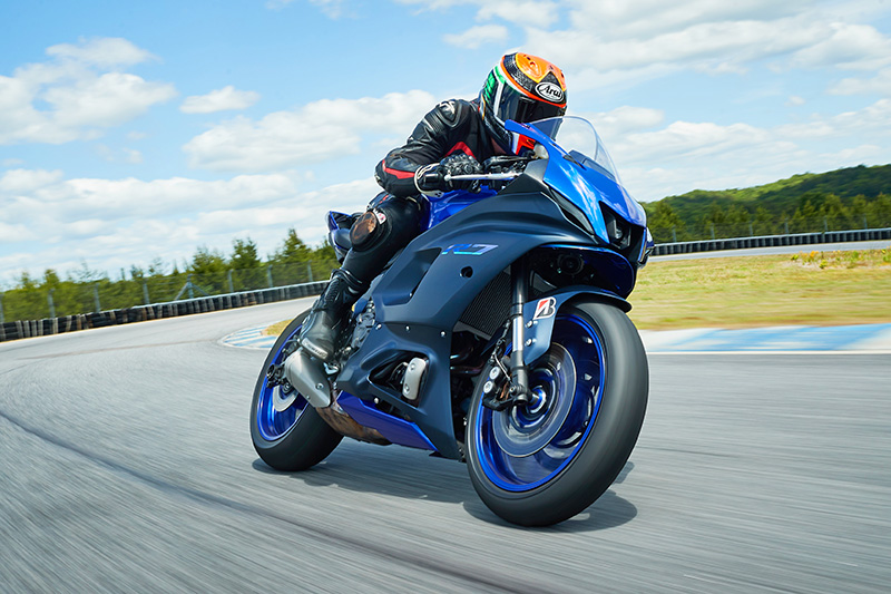 2022 Yamaha YZF-R7 supersport sportbike review