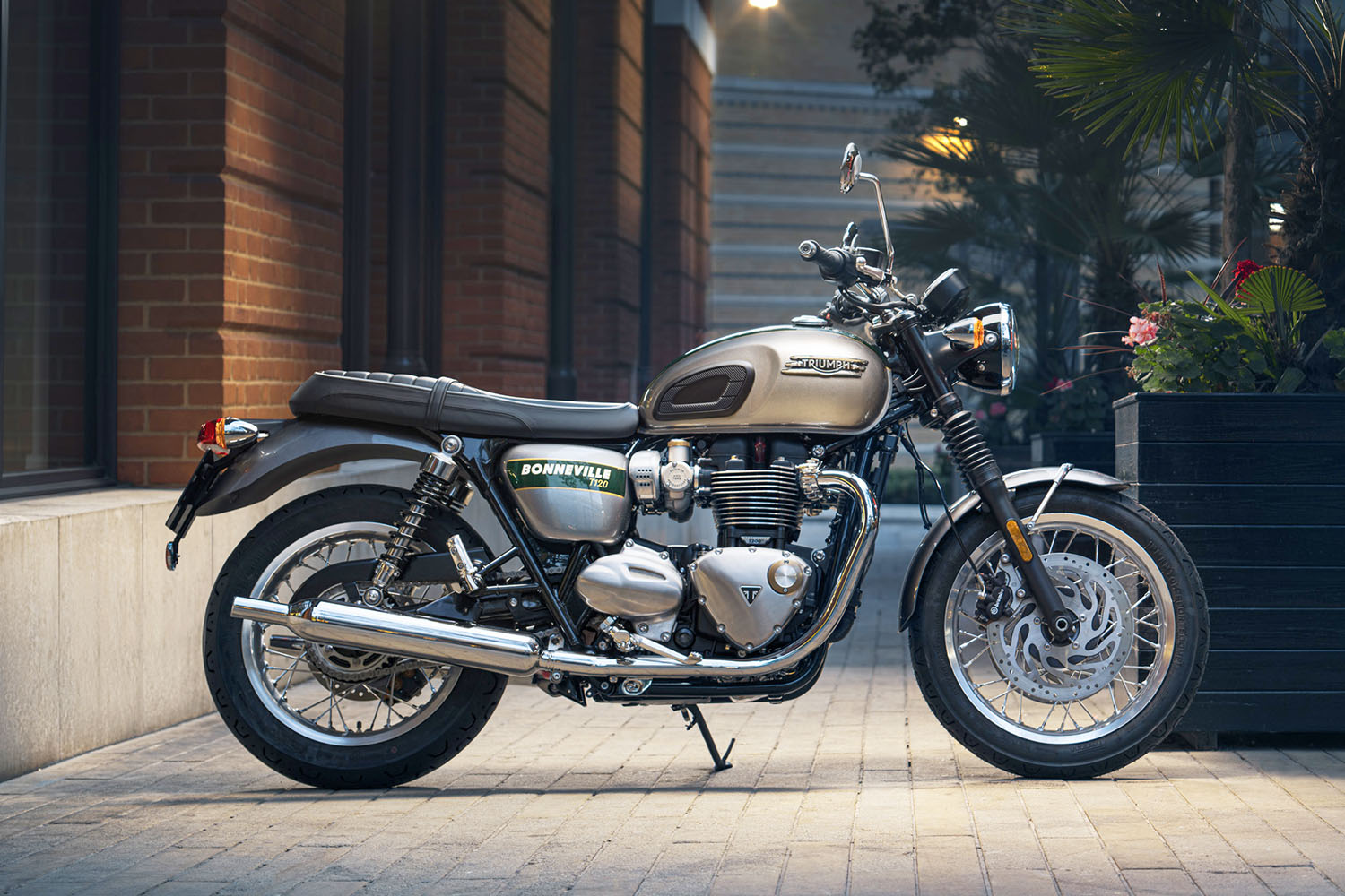 22 Triumph Bonneville Gold Line Editions First Look Review Rider Magazine