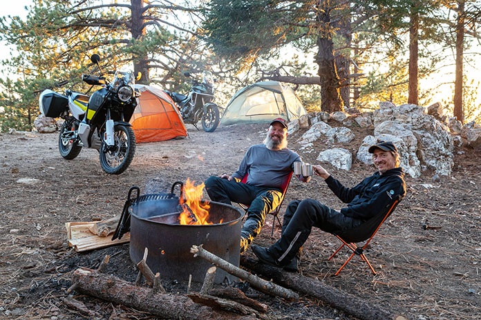 Acampamento de motocicleta em uma Honda CB500X e Husqvarna Norden 901