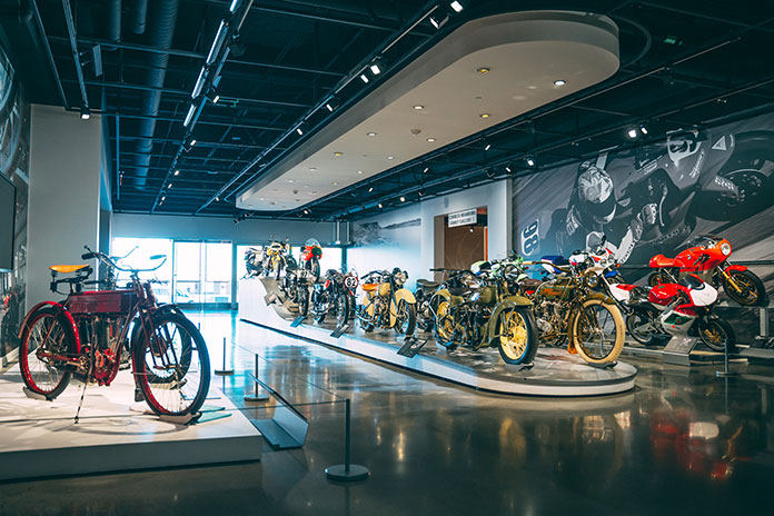Aplink pasaulį ant dviejų ratų Kirpėjų senovinio motociklų sporto muziejus Peterseno automobilių muziejus