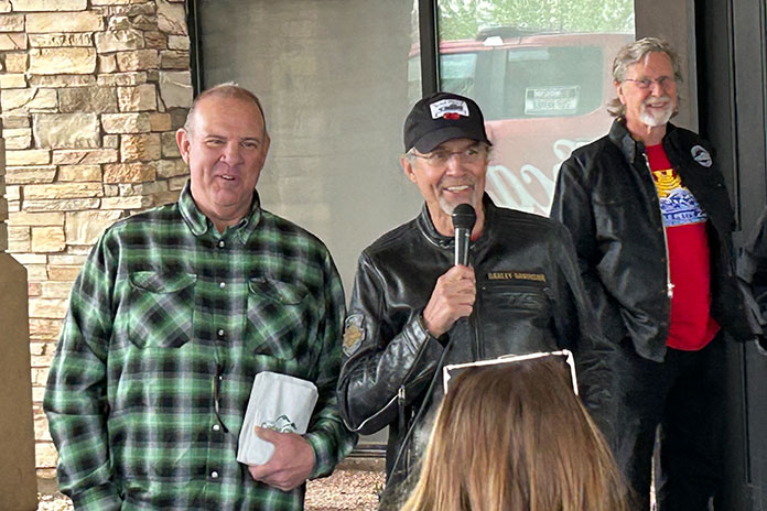 Kyle Petty e companhia cumprimentam os fãs em uma parada beneficente no sul de Utah