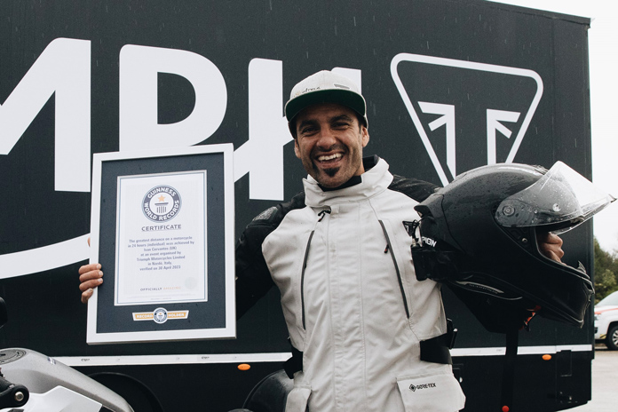 Iván Cervantes batte il Guinness World Record su Triumph Tiger 1200 GT Explorer