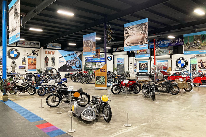 L’Ultimate Driving Museum ospita la mostra “Motociclette BMW: un secolo di innovazione”.