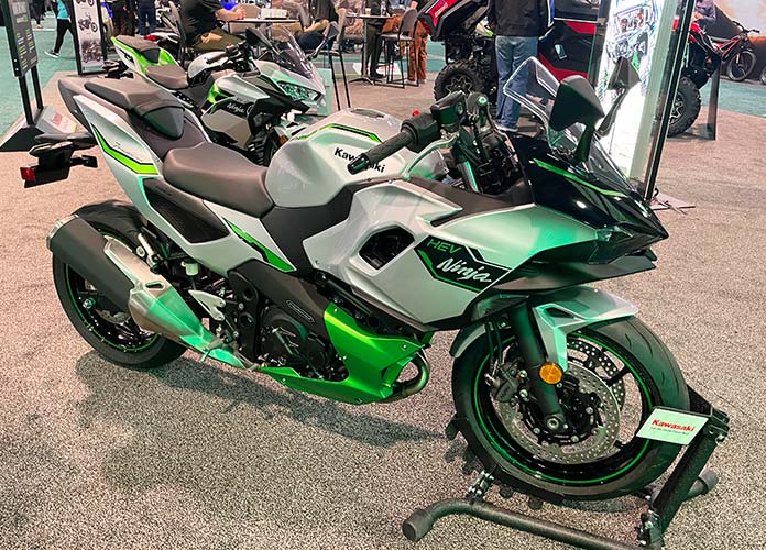 Nuove Moto AIMExpo 2024 Kawasaki Ninja 7 Hybrid ABS