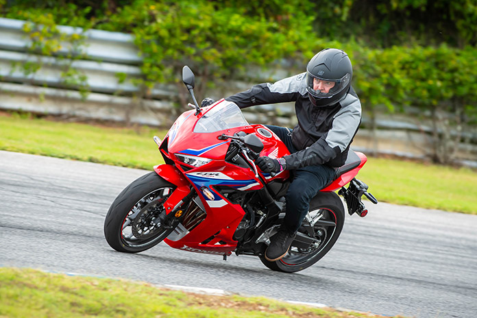 2024 Honda CB650R and CBR650R with E-Clutch Video Review