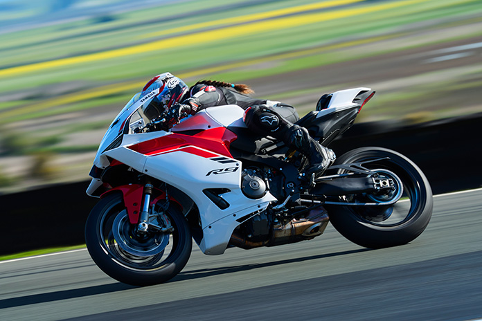 2025 Yamaha R9 review YZF-R9 action