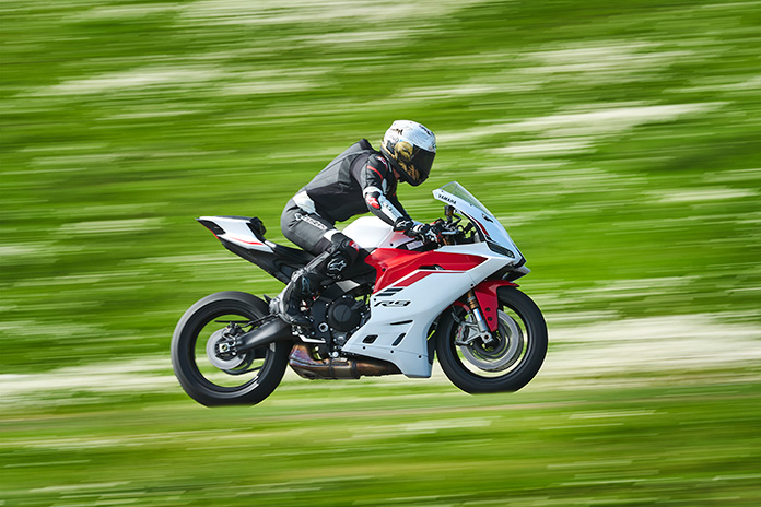 2025 Yamaha R9 review YZF-R9 action