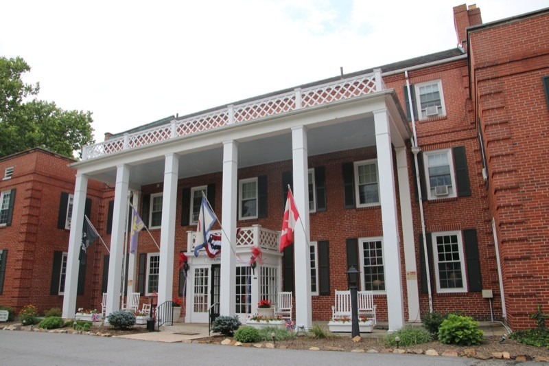 In the heart of downtown Berkeley Springs is The Country Inn of Berkeley Springs, adjacent to Berkeley Springs State Park and the shops of Fairfax Street